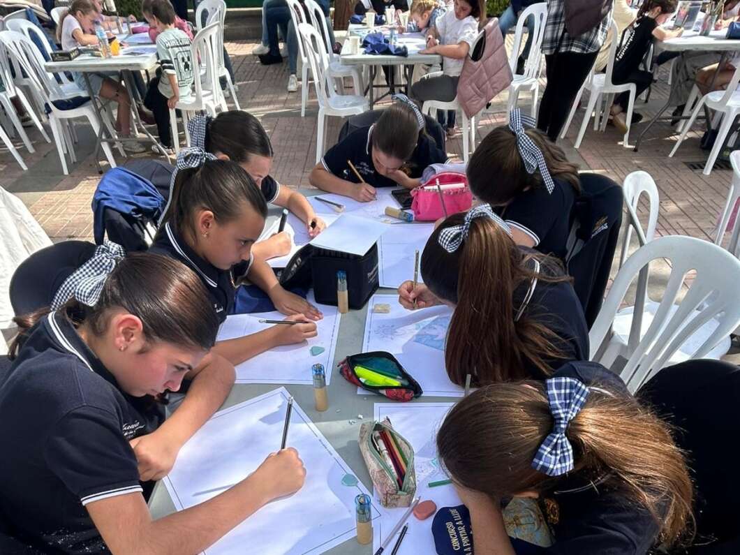 Concurso de dibujo en la explanada de la Basílica de Lledó