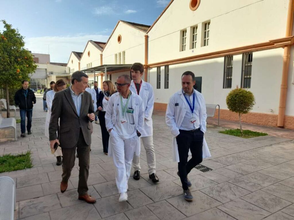 Visita del conseller de Sanidad a la unidad de ELA y enfermedades raras