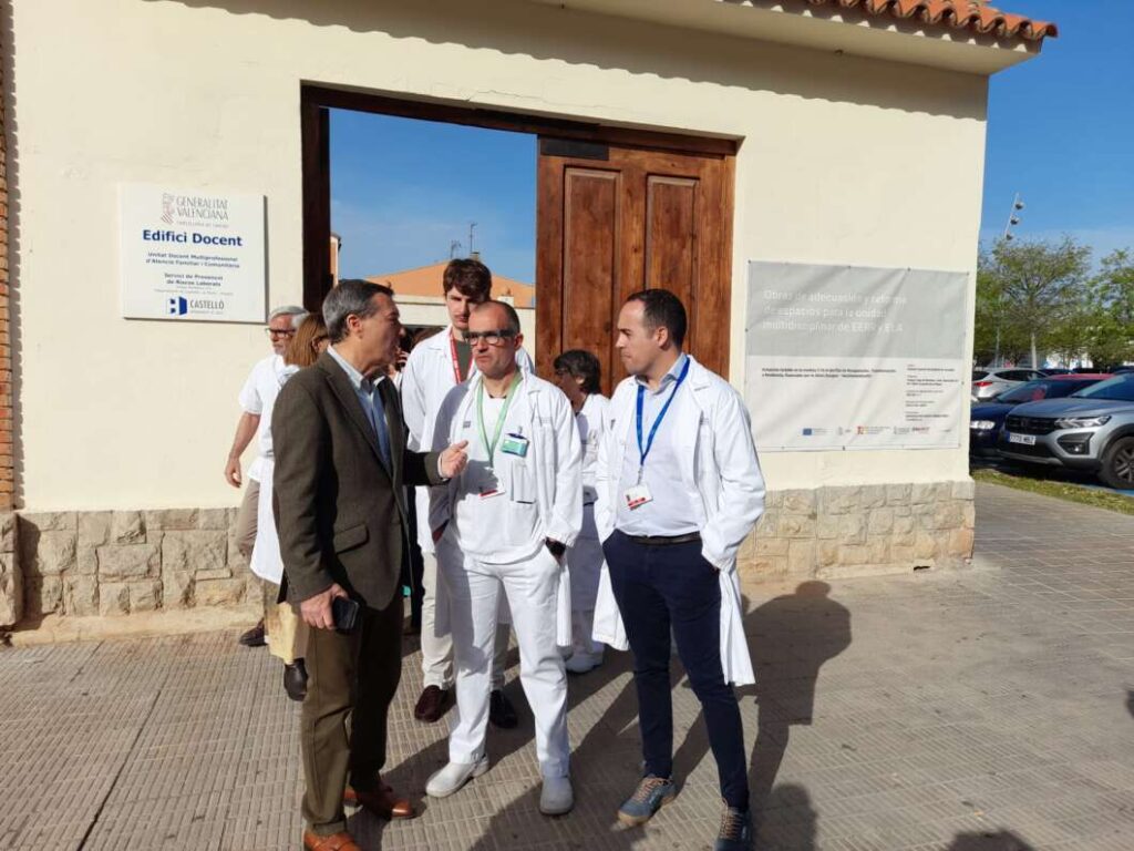 Visita del conseller de Sanidad a la unidad de ELA y enfermedades raras