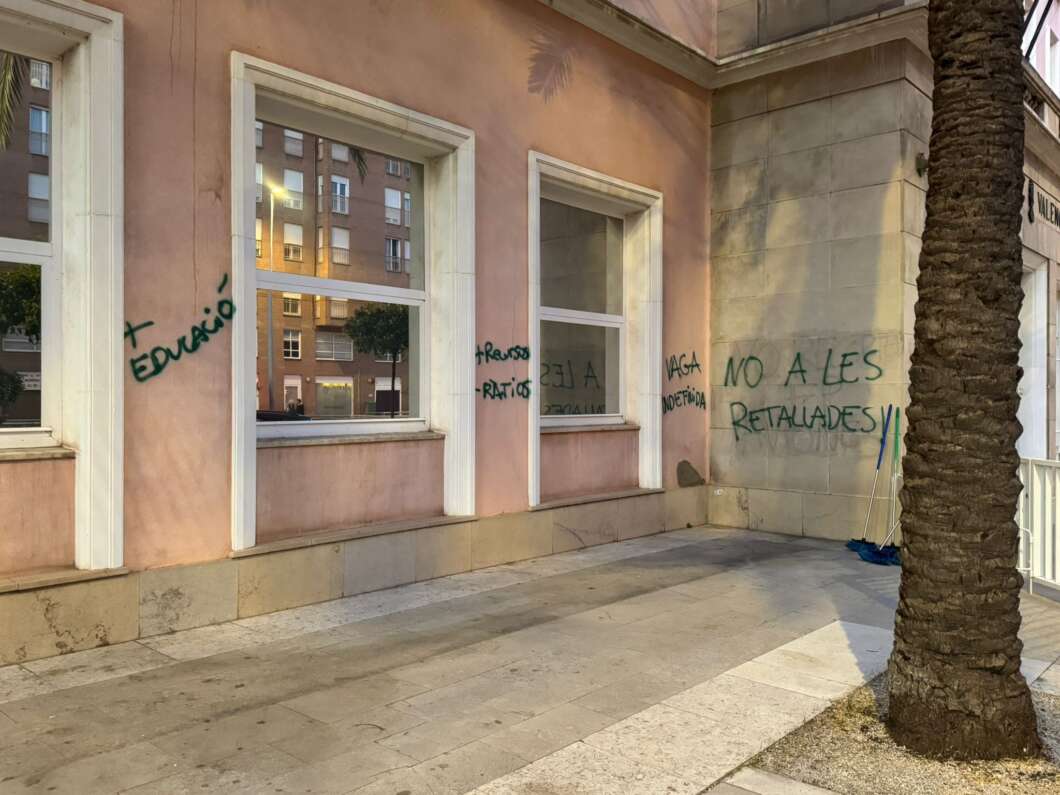 Pintadas en la dirección territorial de Educación en Castellón