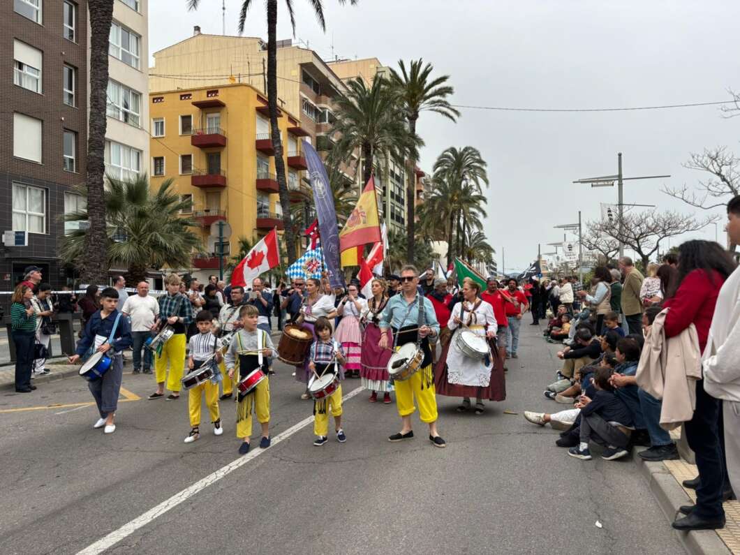 El Grao vibra con justas marineras y un desfile multitudinario