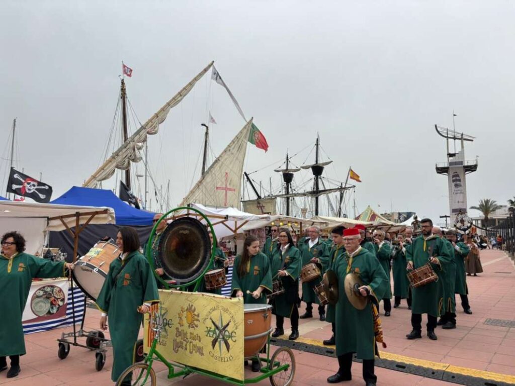 El Grao vibra con justas marineras y un desfile multitudinario