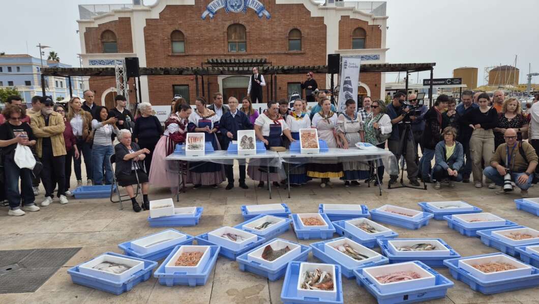 La subasta de pescado y el mercado marinero llenan el Grao en Escala a Castelló