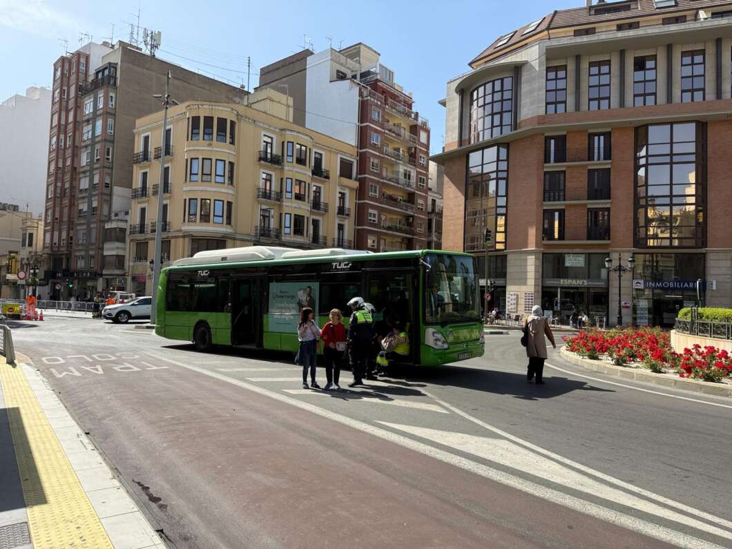 Un autobús interrumpe su marcha en La Farola y moviliza a los servicios sanitarios