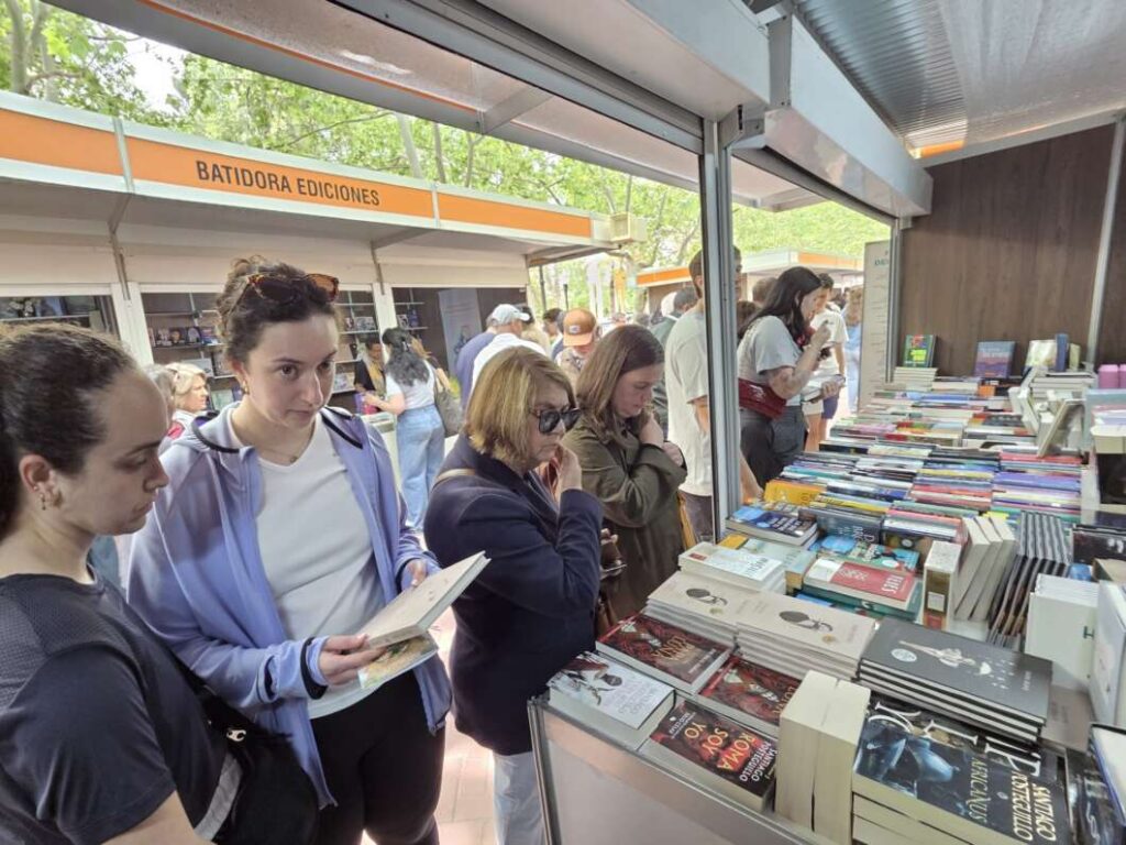 La Fira del Llibre de Castelló reúne a miles de personas en un sábado con grandes autores