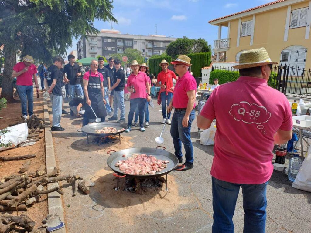 Nules reunix més de 5.000 persones en la multitudinària Festa de les Paelles