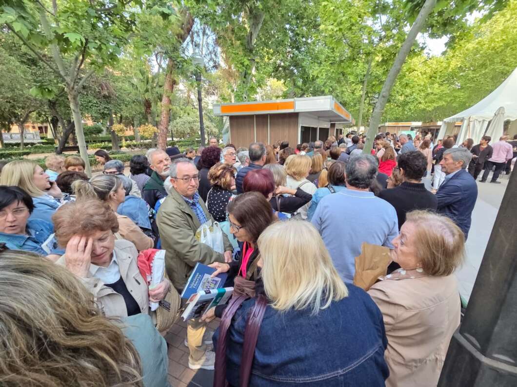 La Fira del Llibre reúne a cientos de lectores en la firma de Máximo Huerta