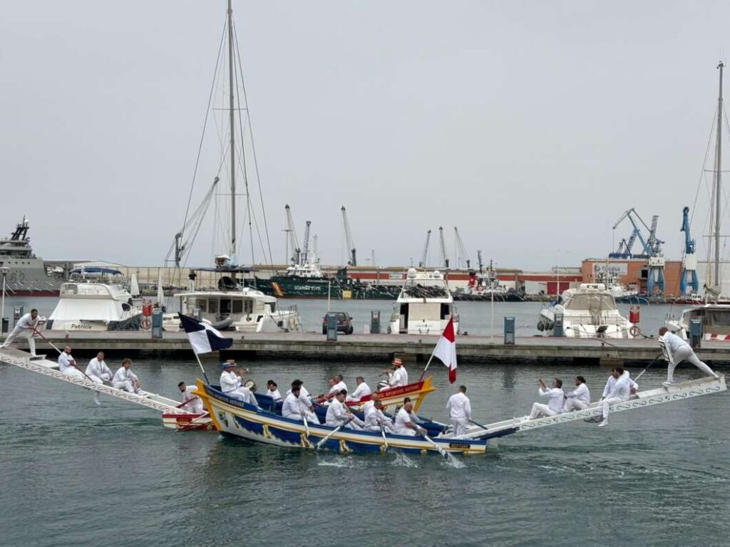 El Grao vibra con justas marineras y un desfile multitudinario