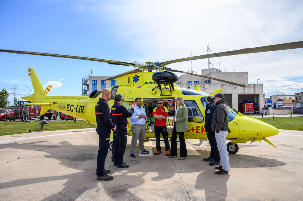 Marta Barrachina visita helicoptero de rescate