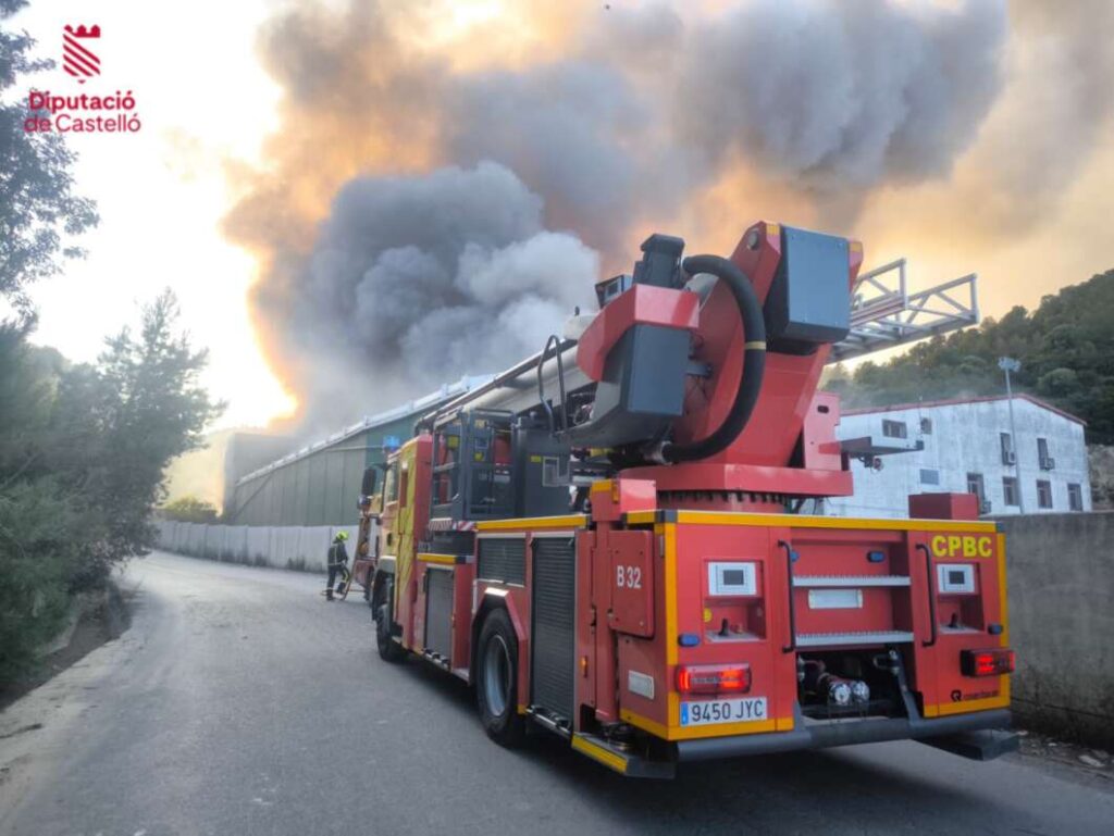 Un incendio en una planta de reciclaje de Onda moviliza a seis dotaciones de bomberos