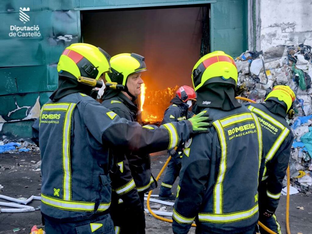 Dos incendios industriales en Onda mantienen activo el operativo tras una noche de intenso trabajo