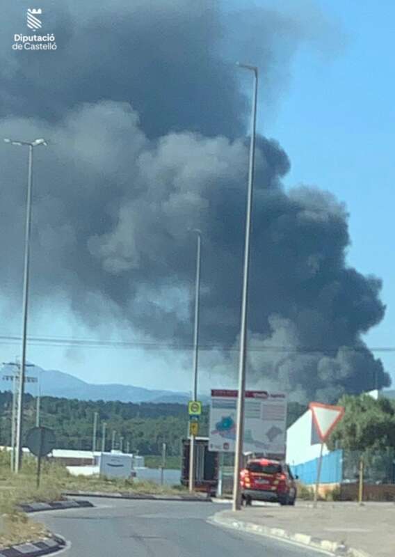 Un incendio en una planta de reciclaje de Onda moviliza a seis dotaciones de bomberos