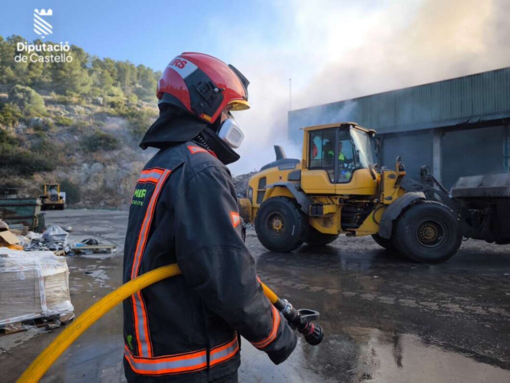 Incendio planta reciclaje de Onda. bomberos Consorcio