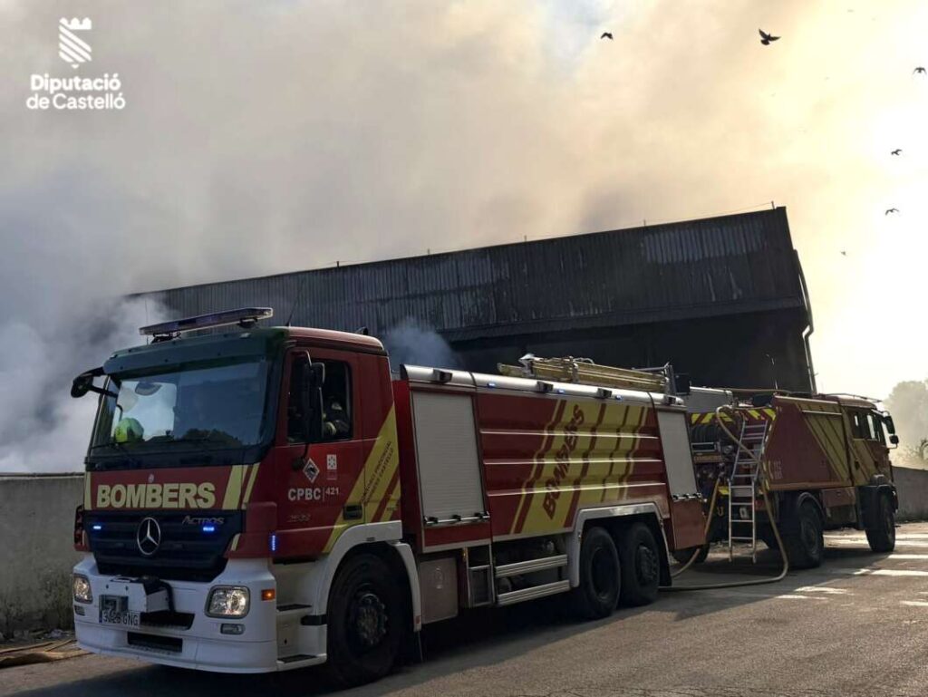 Incendio planta reciclaje de Onda. bomberos Consorcio