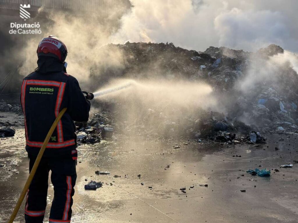 Incendio planta reciclaje de Onda. bomberos Consorcio