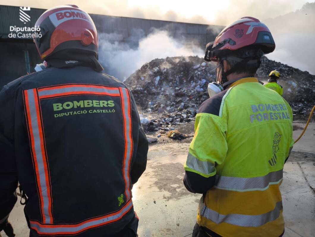 Incendio planta reciclaje de Onda. bomberos Consorcio
