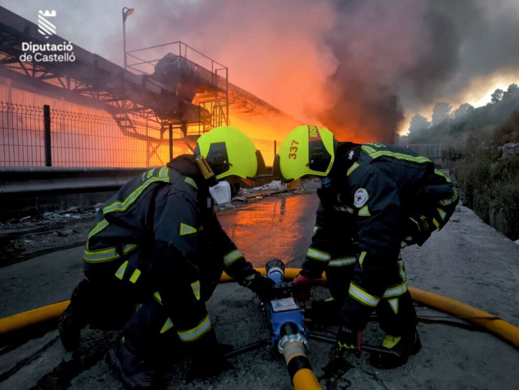 Dos incendios industriales en Onda mantienen activo el operativo tras una noche de intenso trabajo