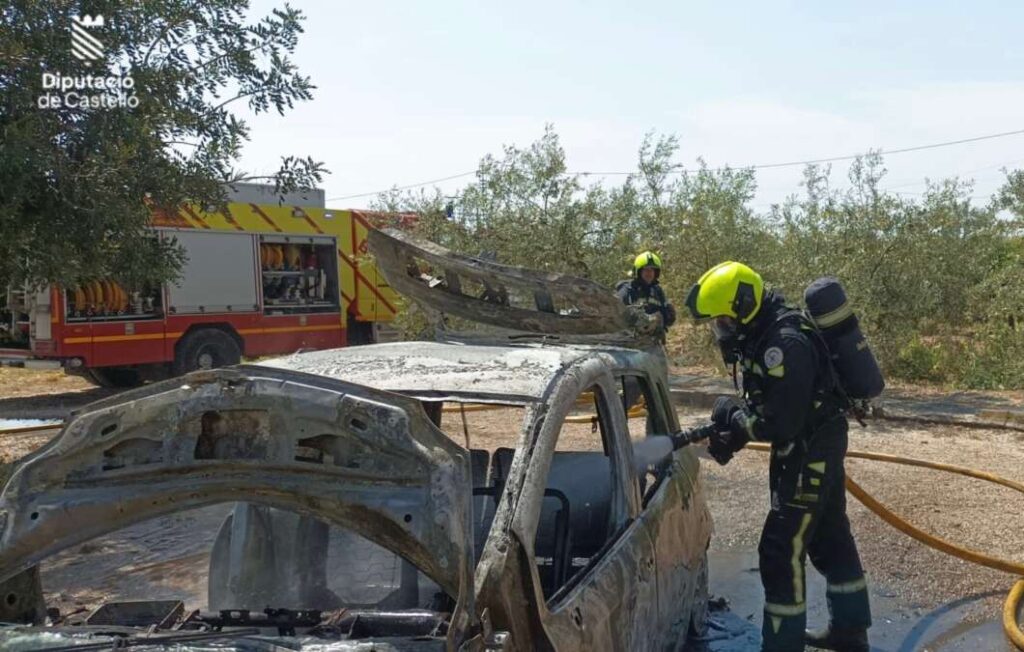 Los bomberos apagan un vehículo incendiado junto a una vivienda en Vinaròs