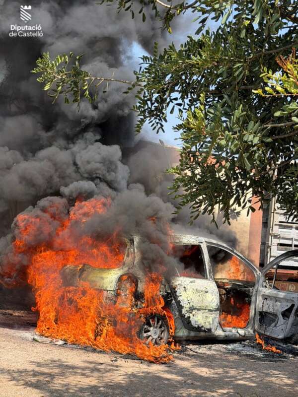 Los bomberos apagan un vehículo incendiado junto a una vivienda en Vinaròs