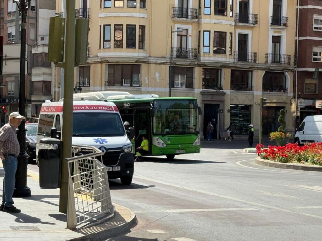 Un autobús interrumpe su marcha en La Farola y moviliza a los servicios sanitarios