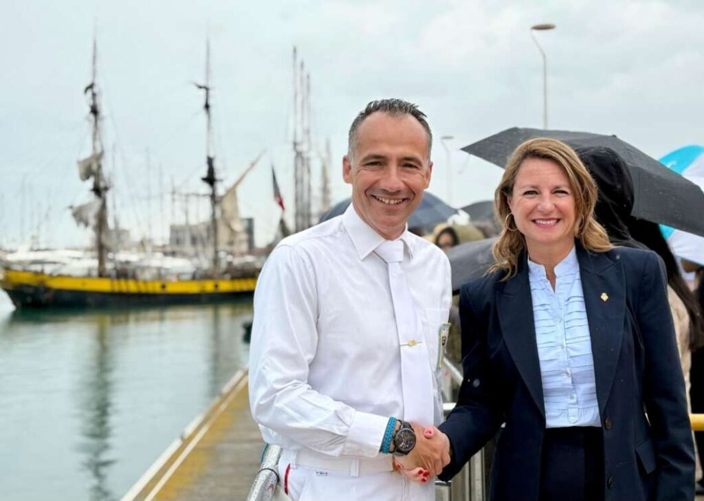 La batalla naval de Escala a Castelló arrasa y llena el puerto pese a la lluvia