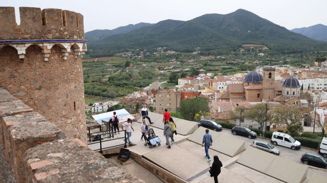 El Castillo de Onda se llena con una jornada de títeres y ocio familiar en Pascua