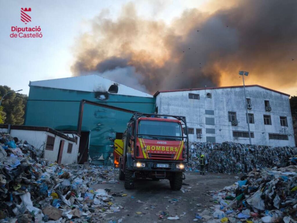 Un incendio en una planta de reciclaje de Onda moviliza a seis dotaciones de bomberos