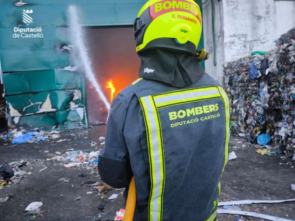 Un incendio en una planta de reciclaje de Onda moviliza a seis dotaciones de bomberos