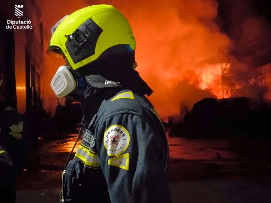 Dos incendios industriales en Onda mantienen activo el operativo tras una noche de intenso trabajo