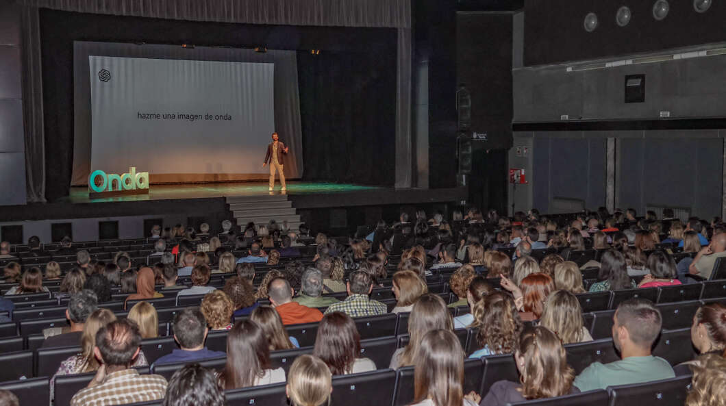Onda llena el Teatro Mónaco y cierra su Semana de la Salud con Marius Lekker