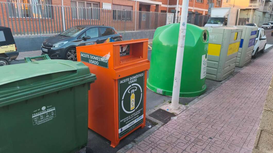 Oropesa del Mar estrena contenedores para reciclar aceite doméstico usado