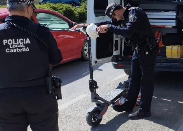 Detenido patinete a 90 Km/h conducido con un menor sin papeles