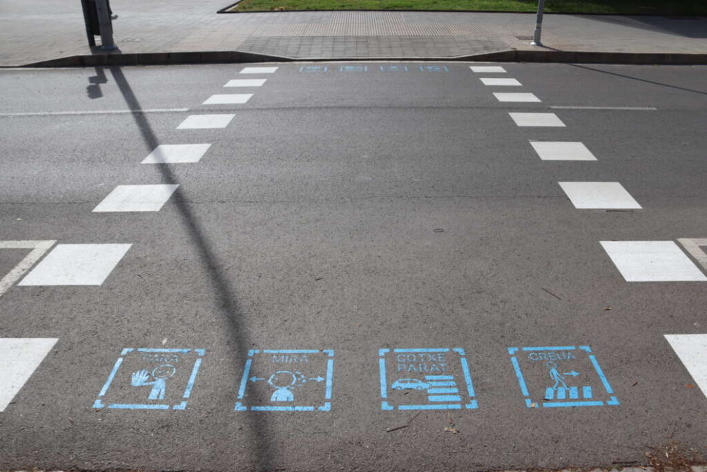 Vila-real instal·la pictogrames en passos de vianants per a millorar la seguretat inclusiva