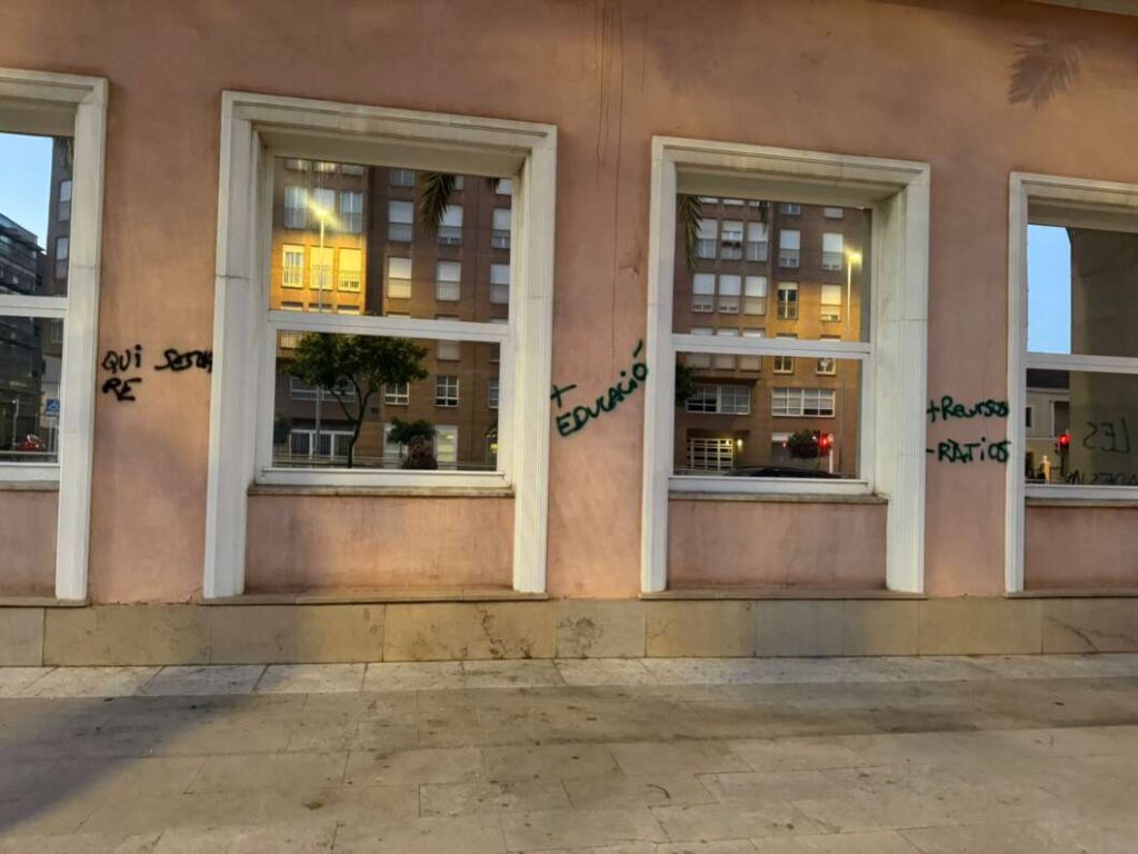 Pintadas en la dirección territorial de Educación en Castellón