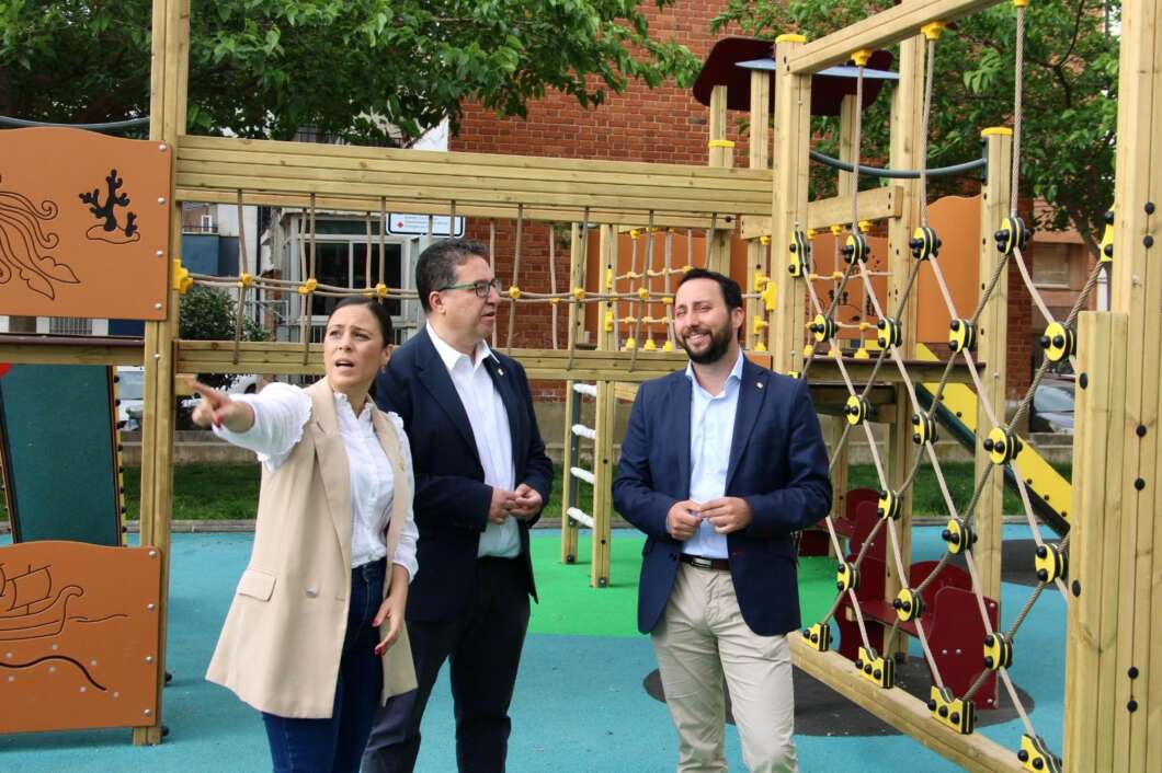 Nuevos juegos infantiles revitalizan la plaza Josefina López del Grao
