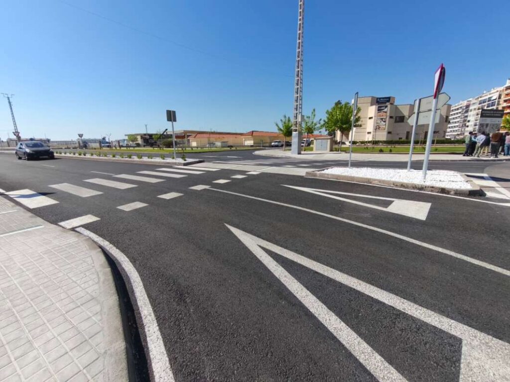 Burriana estrena un model de port verd amb energia solar i una nova plaça vora la mar