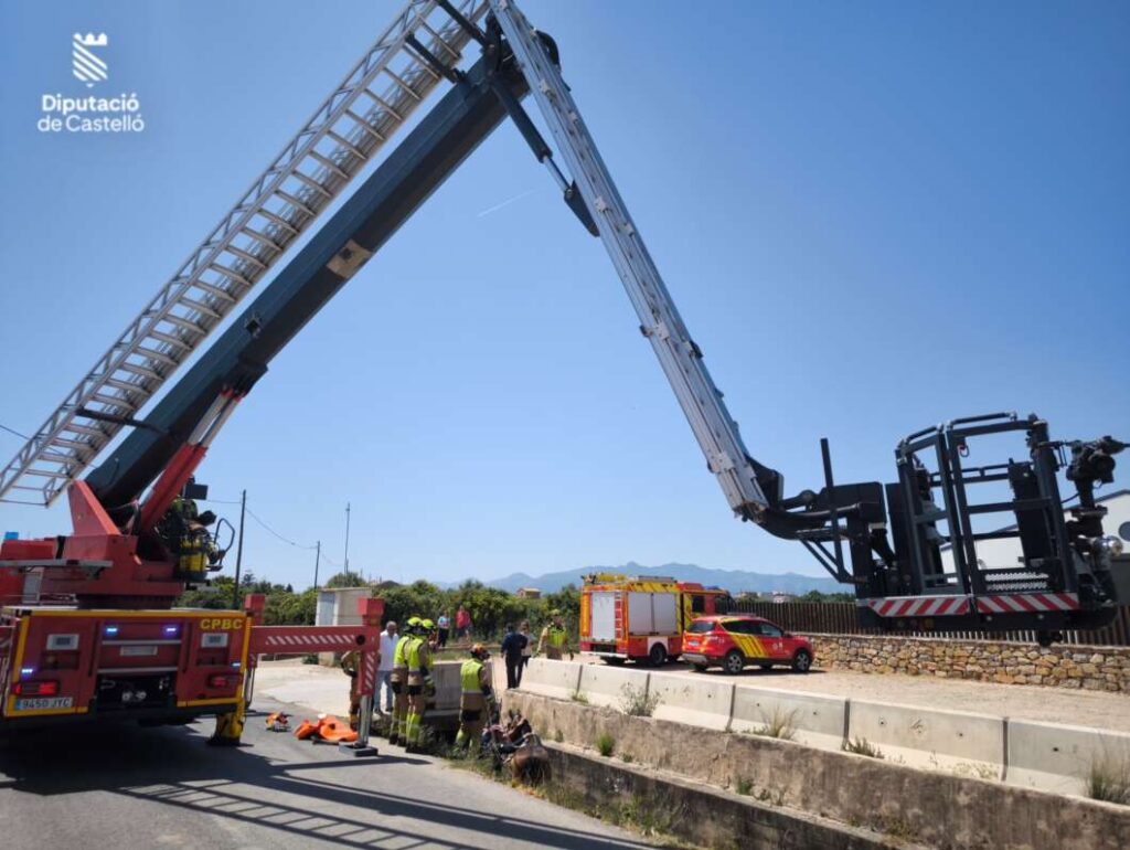 Rescatan a un caballo atrapado en una acequia en Burriana