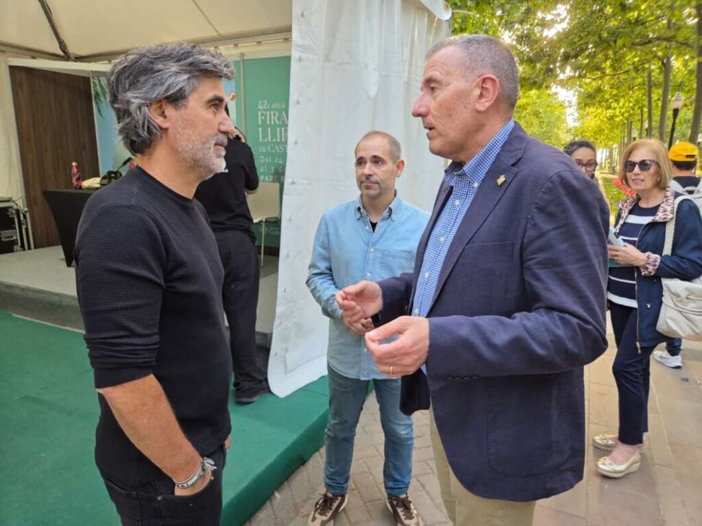 La Fira del Llibre reúne a cientos de lectores en la firma de Máximo Huerta