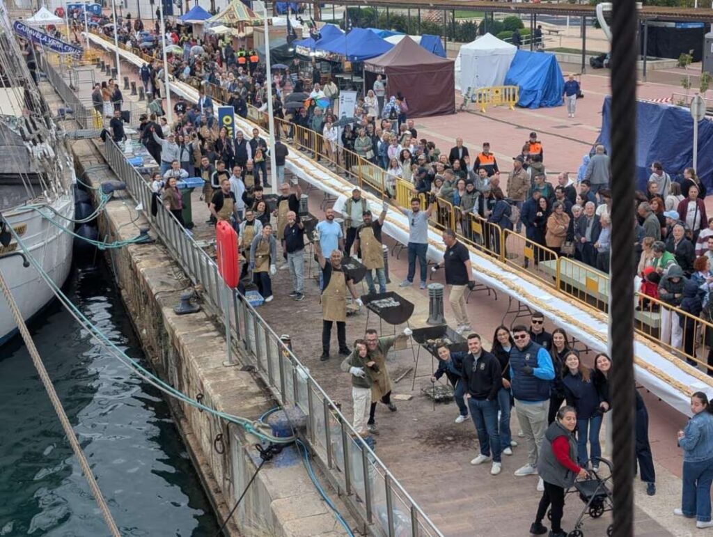 La batalla naval de Escala a Castelló arrasa y llena el puerto pese a la lluvia