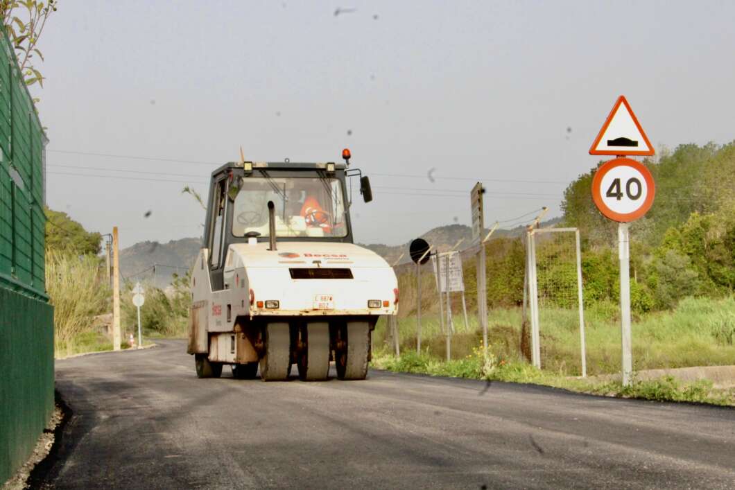 Castellón invierte 850.000 euros en el asfaltado del Camí de l’Obra tras 40 años sin obras