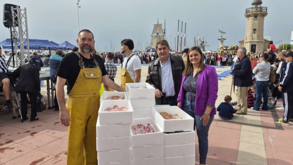 La subasta de pescado y el mercado marinero llenan el Grao en Escala a Castelló