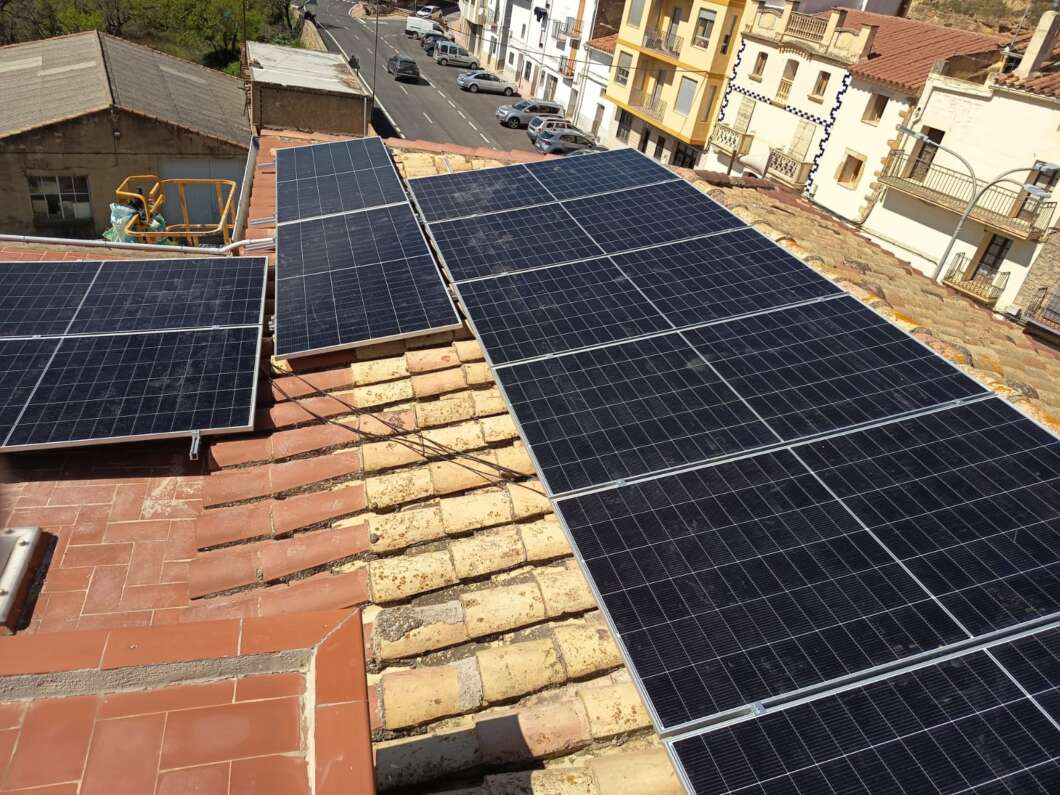La Torre d’en Besora instal·la plaques solars per a reduir consum i emissions