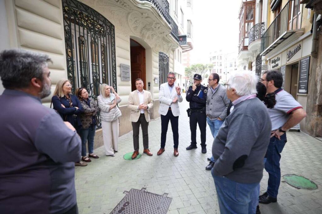 Burriana ajorna les obres del carrer Sant Vicent després de reunir-se amb veïns i comerços
