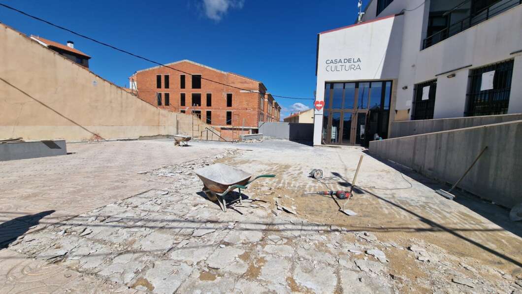 Vilafranca renova la plaça de la Casa de la Cultura per a eliminar humitats