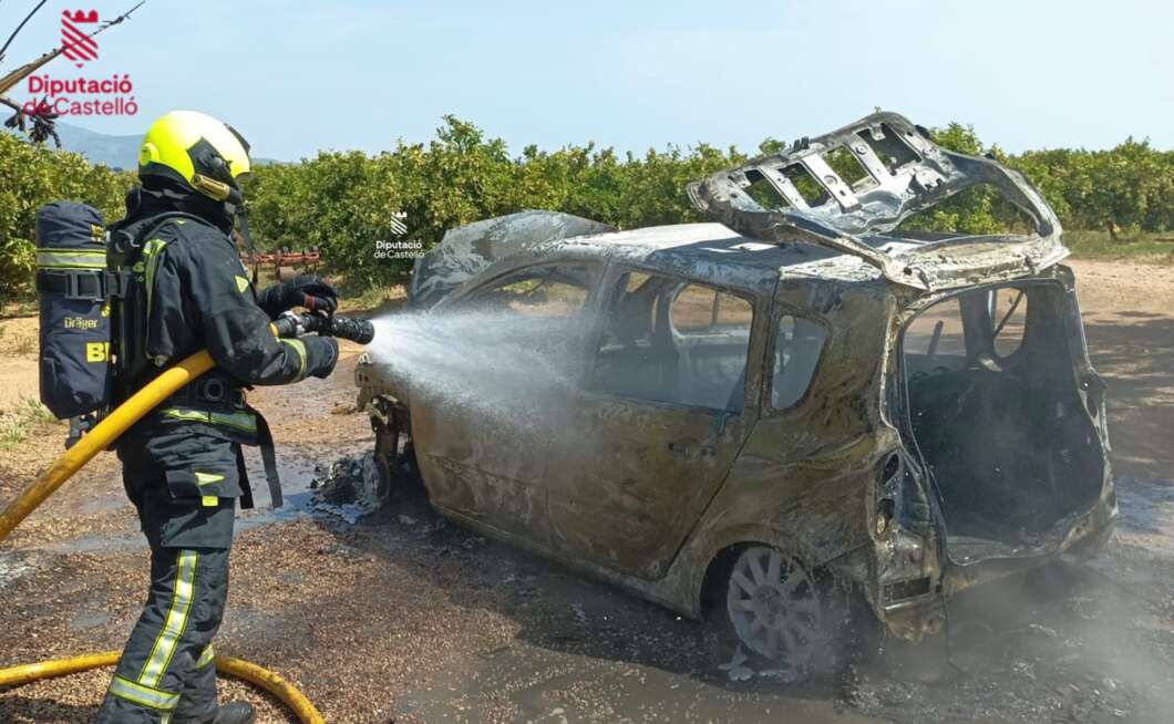 Los bomberos apagan un vehículo incendiado junto a una vivienda en Vinaròs