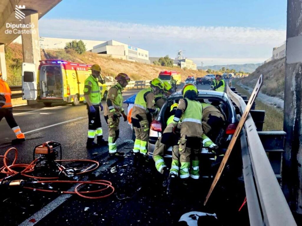 Tres personas atrapadas tras un choque múltiple en la N-340 en Almassora
