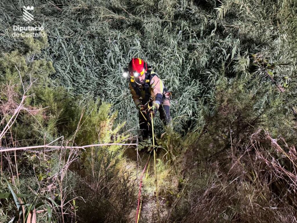 Bomberos rescatan a dos personas caidas con su coche en rio Millars de Vila-real