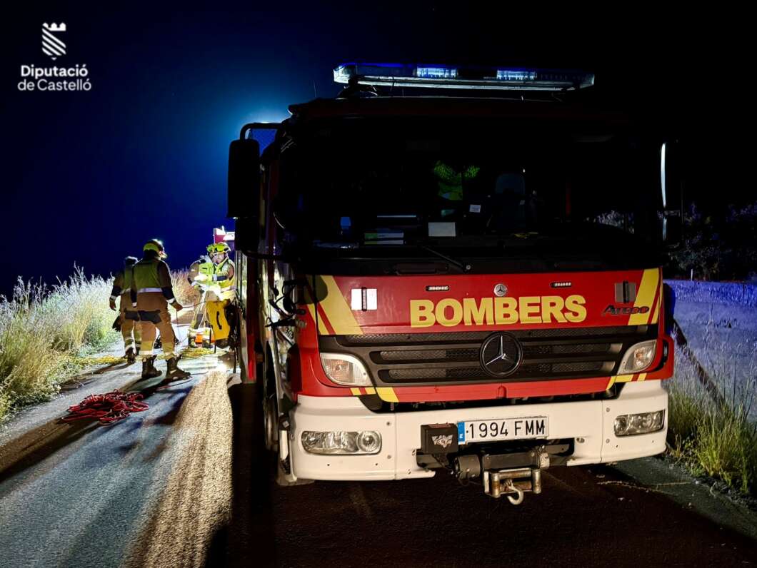 Bomberos rescatan a dos personas caidas con su coche en rio Millars de Vila-real