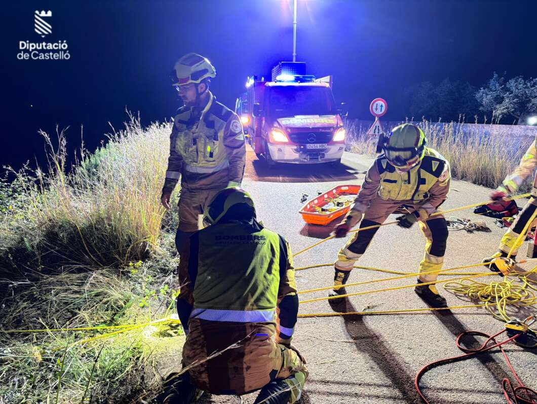 Bomberos rescatan a dos personas caidas con su coche en rio Millars de Vila-real