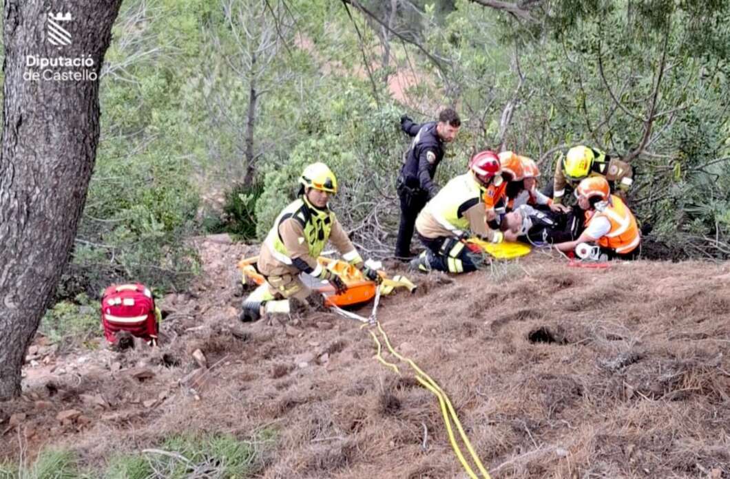 Un motorista cae por un terraplén de 5 metros en Benicàssim